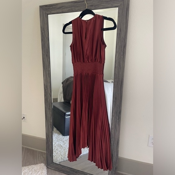 Maroon express pleated midi dress - Picture 4 of 5